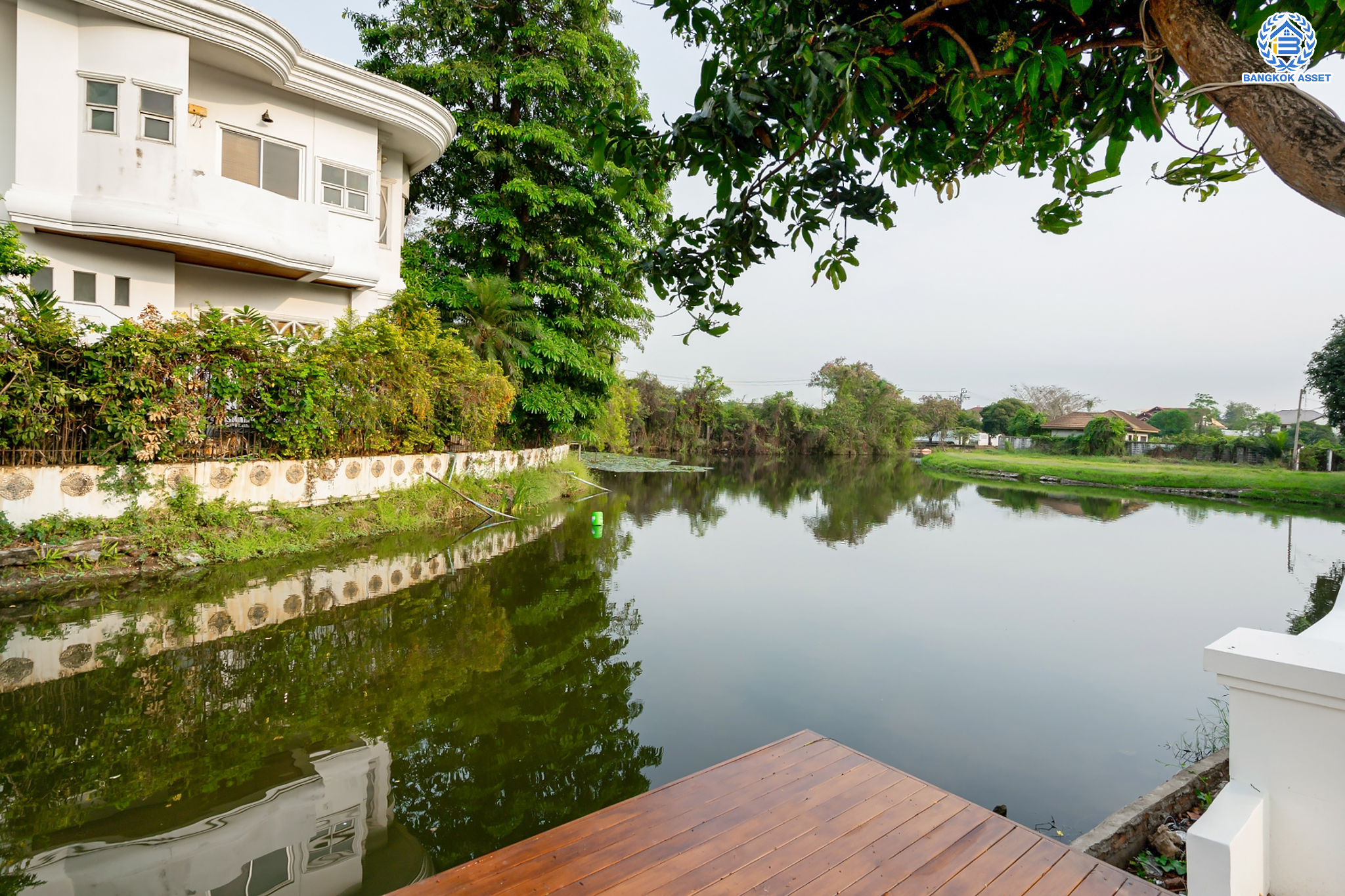 บ้านมือสองตกแต่งใหม่ ม.กฤษดานคร20 ปิ่นเกล้า-ติดถนนบรมราชชนนี เนื้อที่ 198 ตร.ว. บ้านเดี่ยวหลังใหญ่ ตกแต่งสุดหรูดีไซน์ยุโรป พร้อมฟังก์ชัน 4 ห้องนอน 4 ห้องน้ำ 1 ห้องแม่บ้าน จอดรถได้ 5 คัน บนทำเลเชื่อมต่อเมืองอย่างรวดเร็ว ใกล้ทางคู่ขนานลอยฟ้าบรมราชชนนี ทางด่วน "กาญจนาภิเษก" ม.มหิดล และเซ็นทรัลปิ่นเกล้า